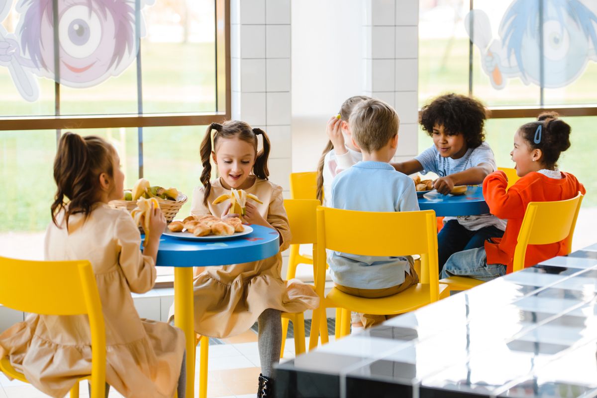 Enfants au réfectoire