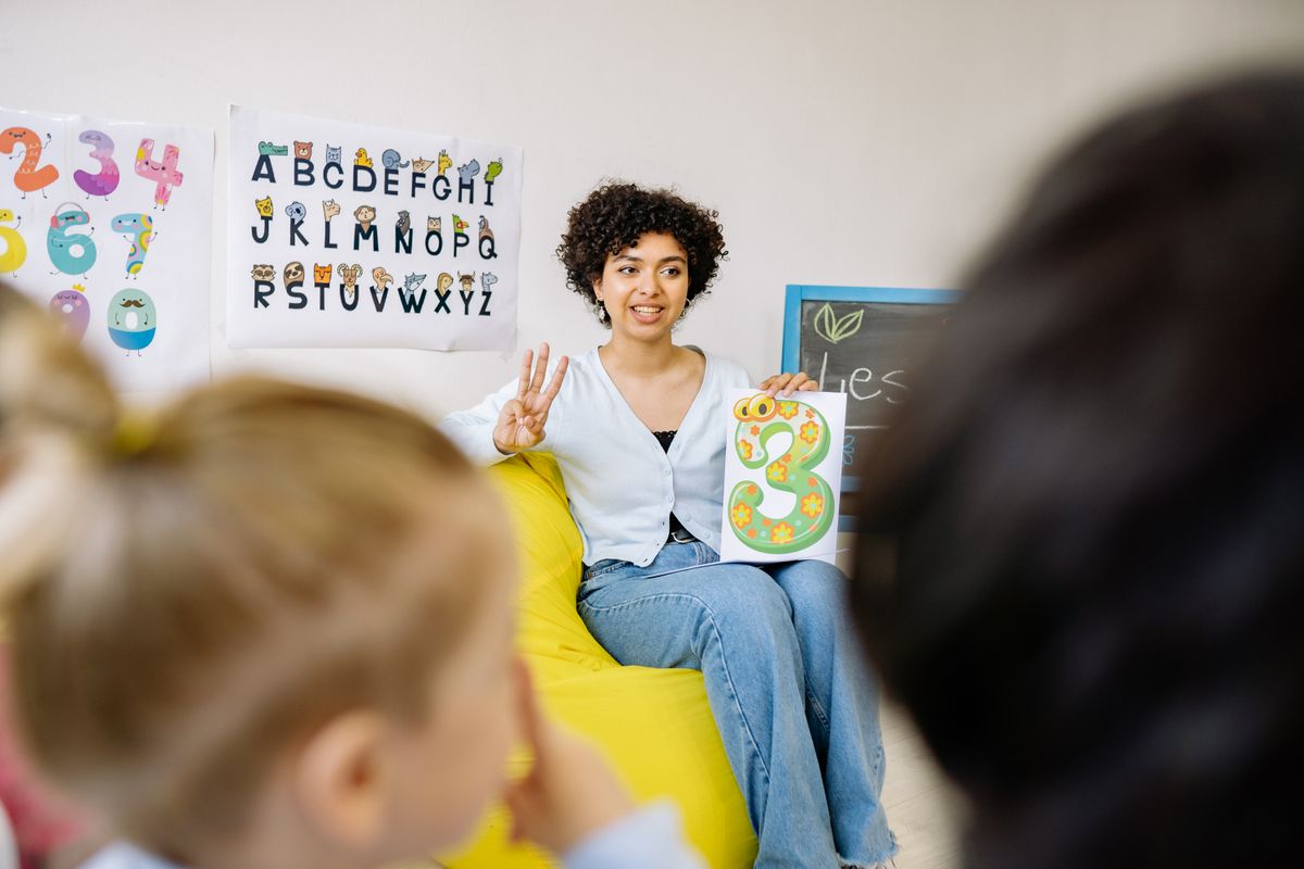 Éducatrice avec des enfants