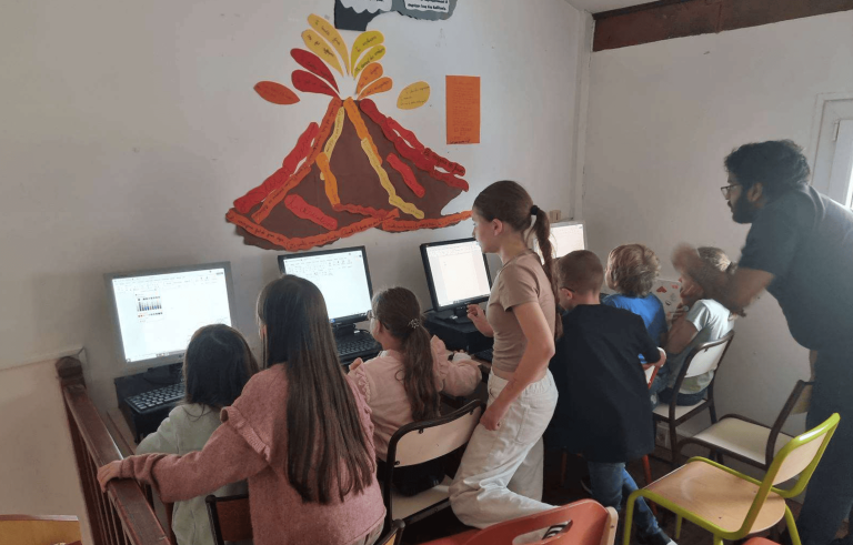 Formateur VISIONCLOUD accompagnant une &eacute;l&egrave;ve sur ordinateur