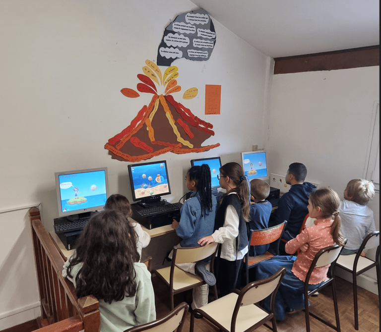 &Eacute;l&egrave;ves de La Montessorine devant les ordinateurs pendant un atelier Pix